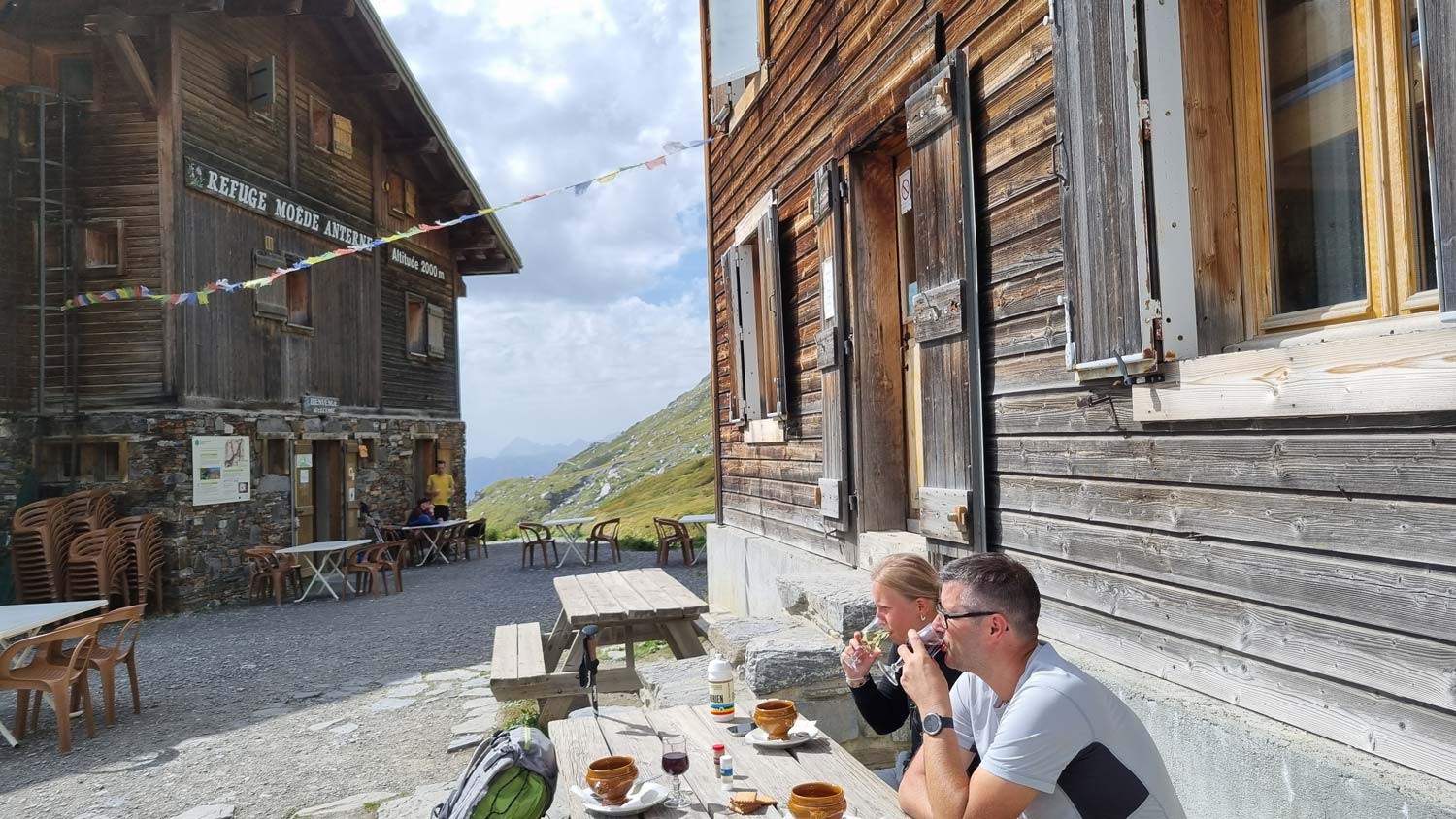 Two people drinking at the Moëde Refuge