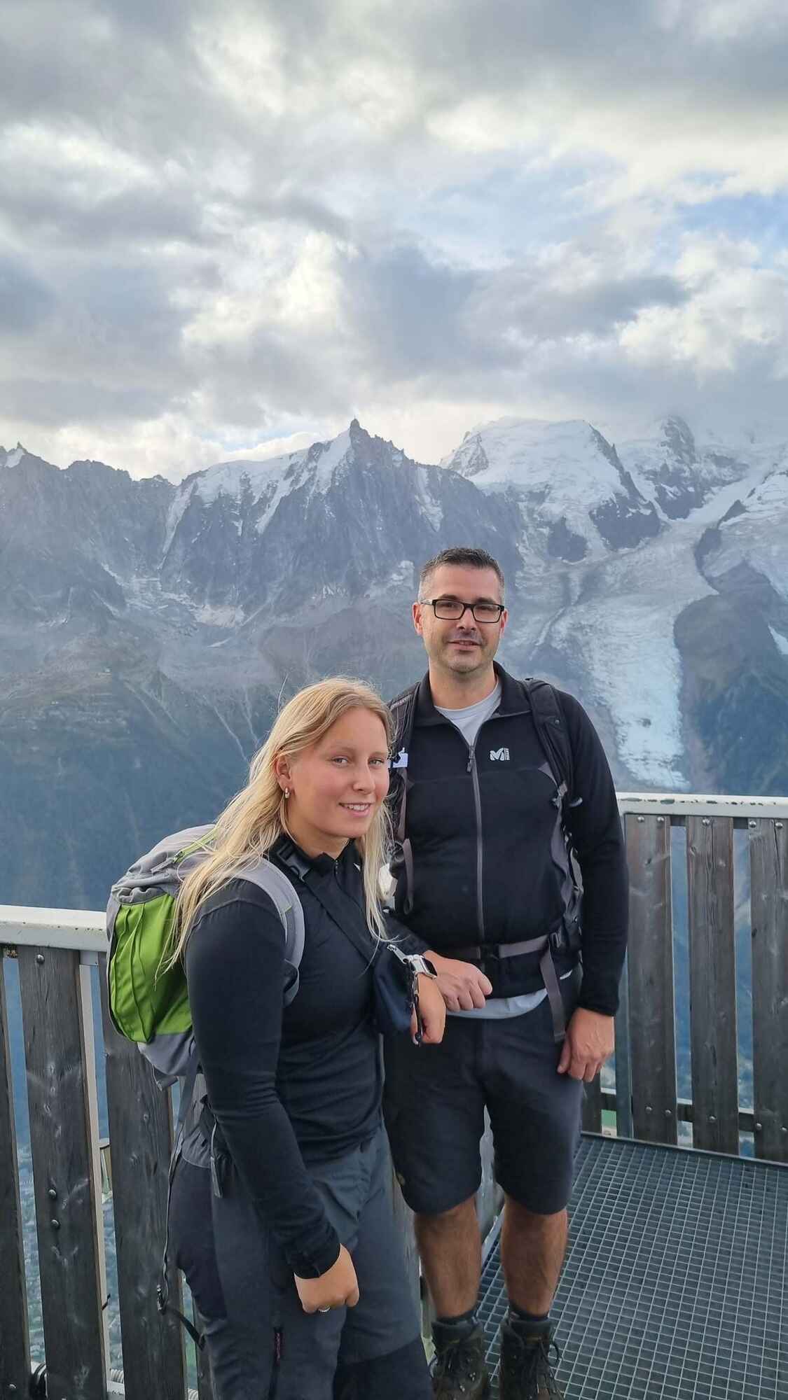 View of two people waiting at the Brévent mid station