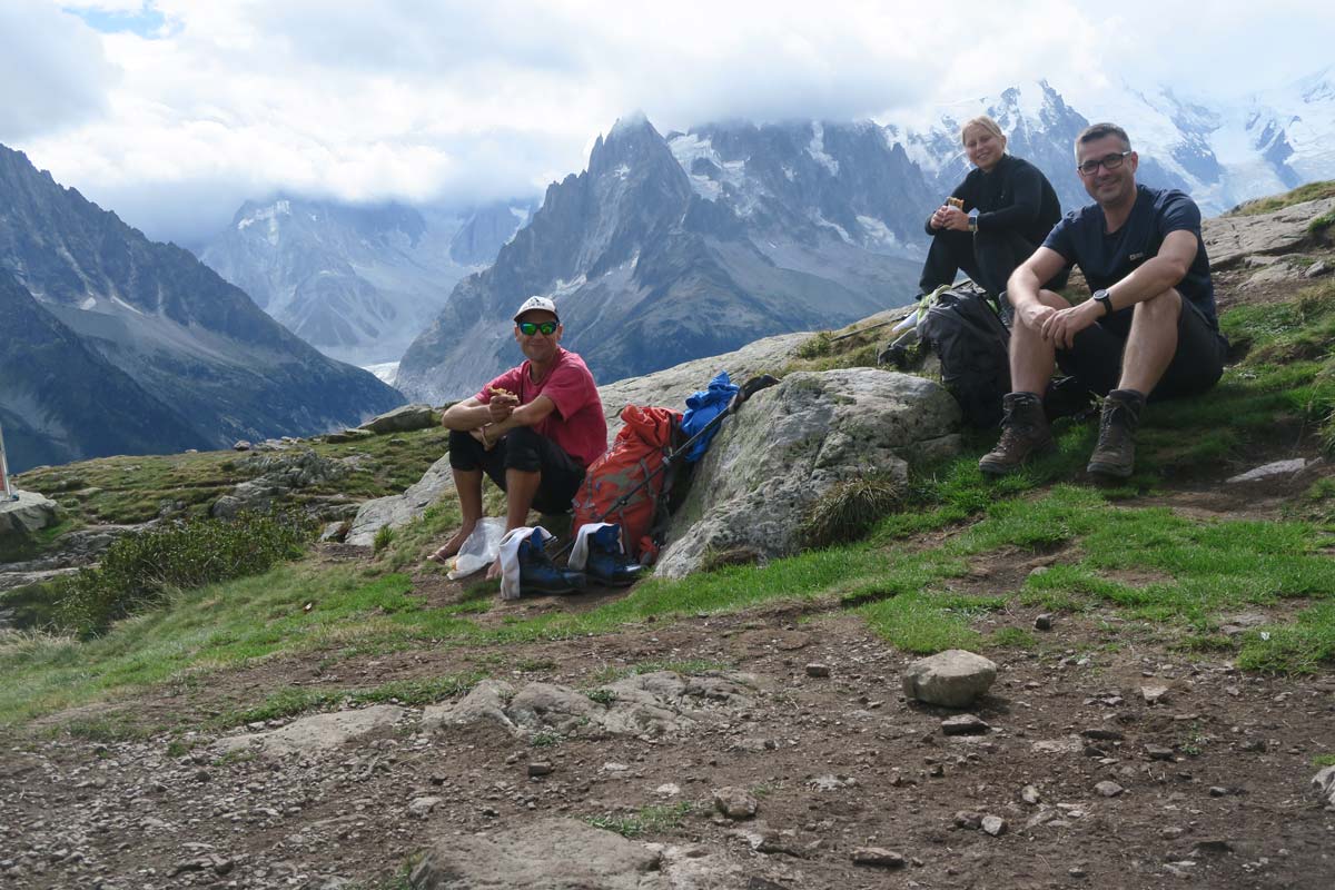 Three people eating lunch at Lacs des Chéserys