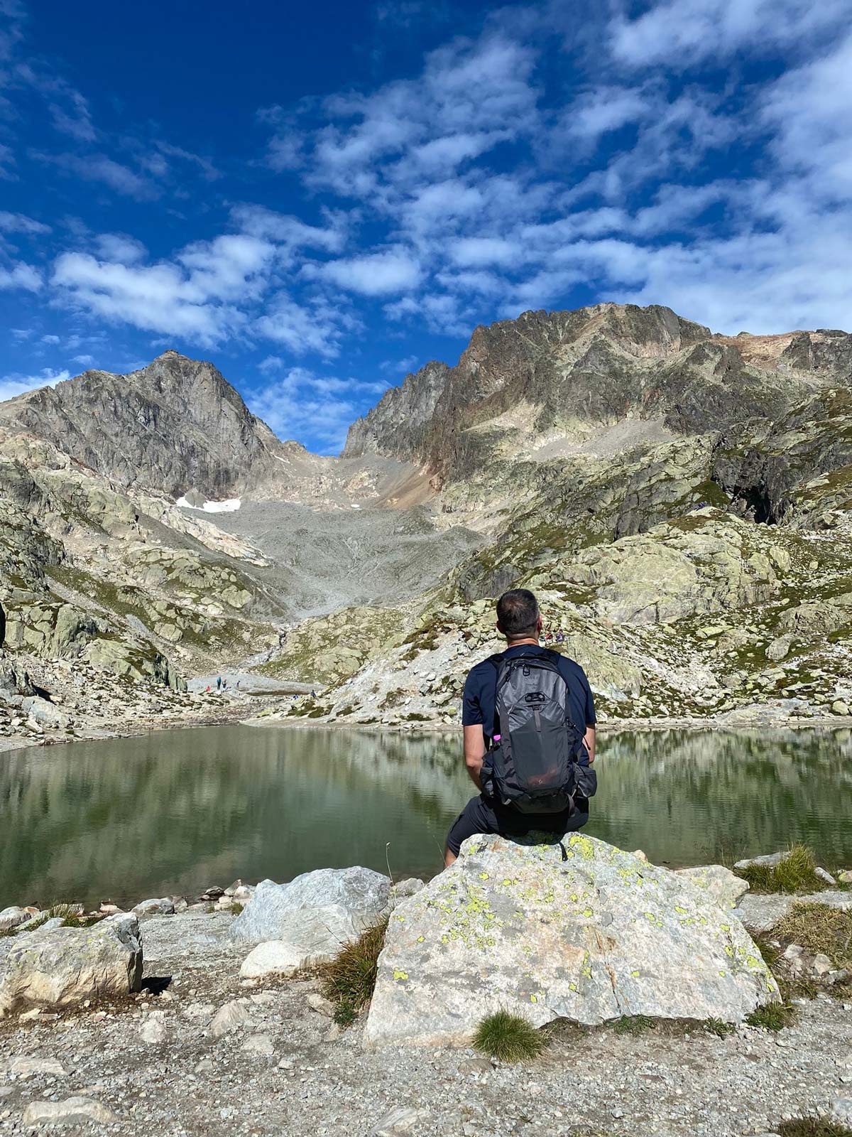 A person looking at the Lac Blanc