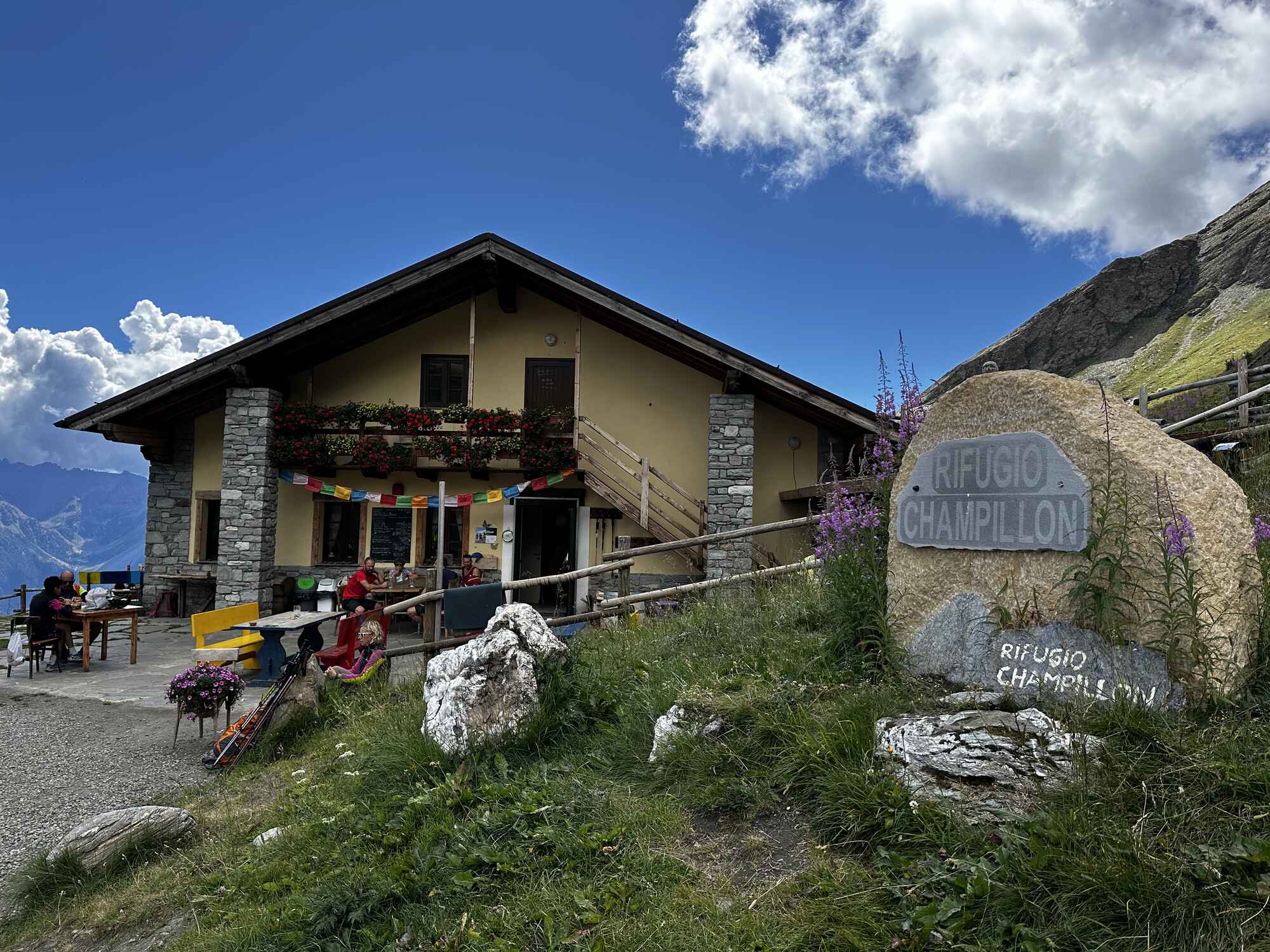 Image of refuge Champillion in the mountains