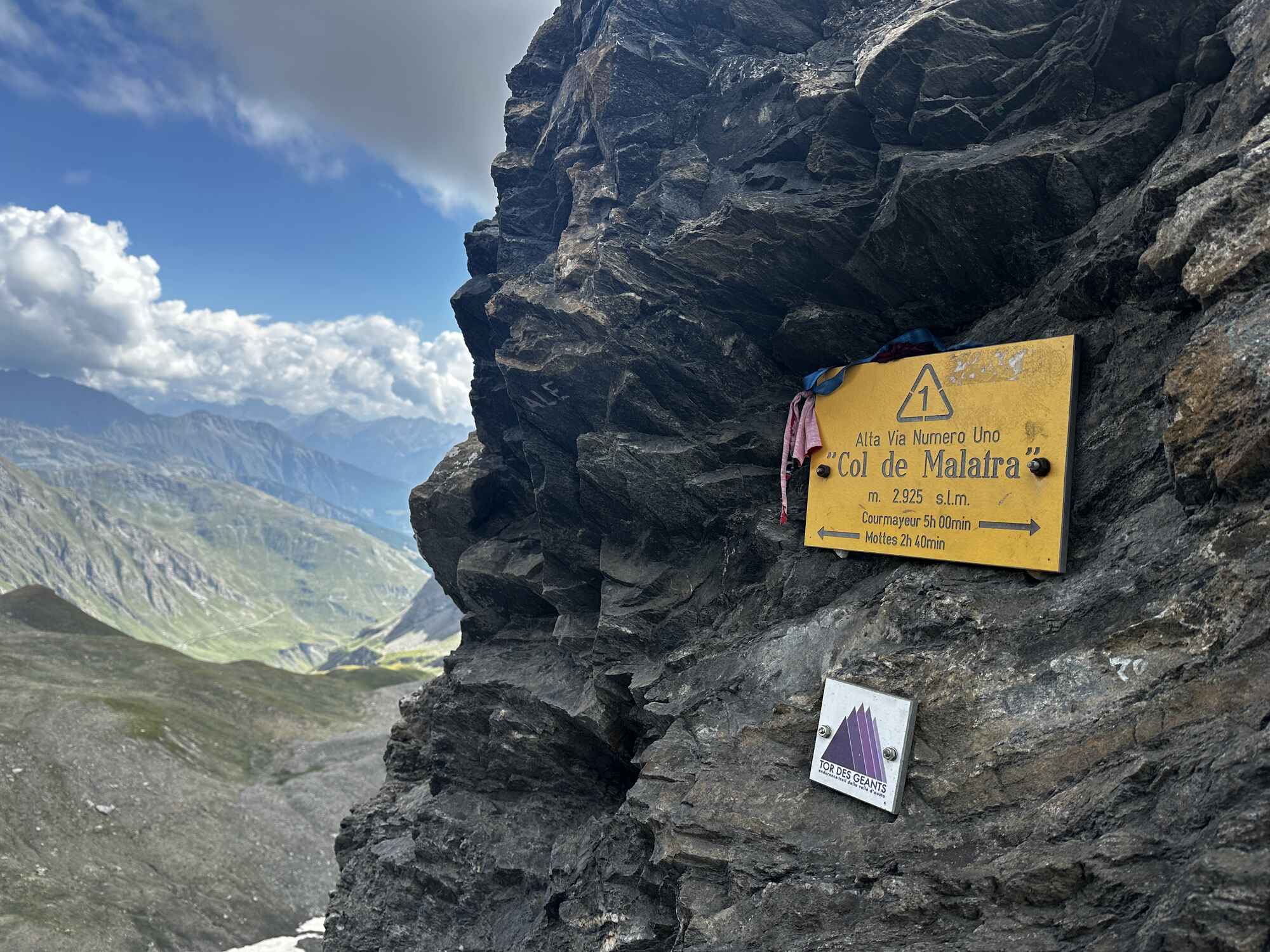 Image of the signage of the Col de Malastra on a rock