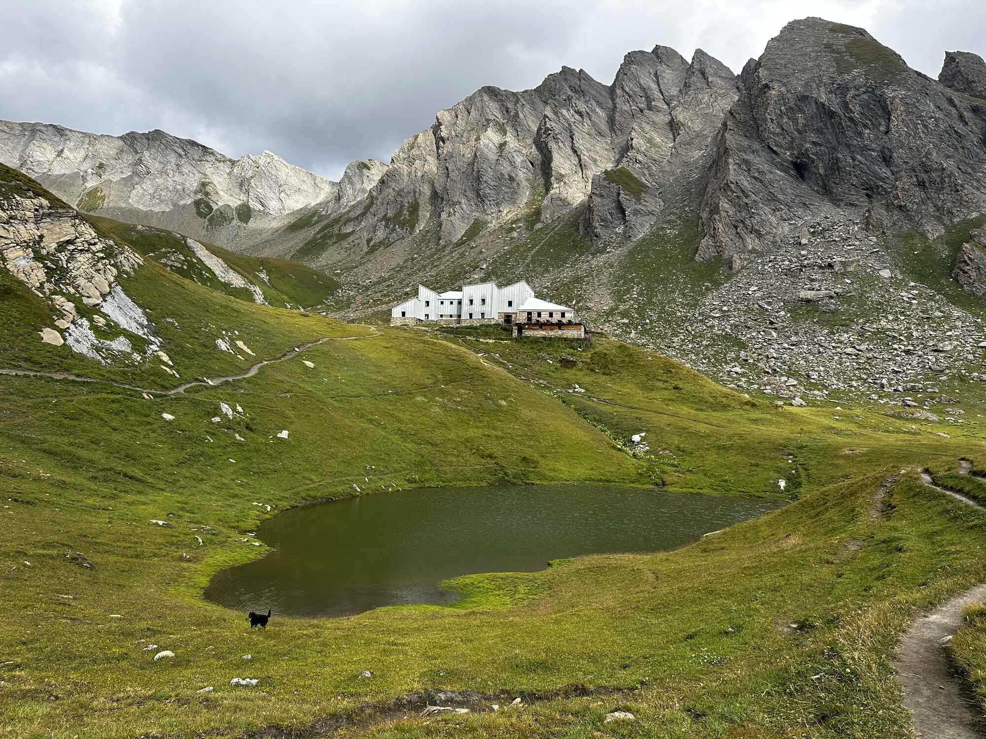 Image of the refuge Frassati set in the mountains