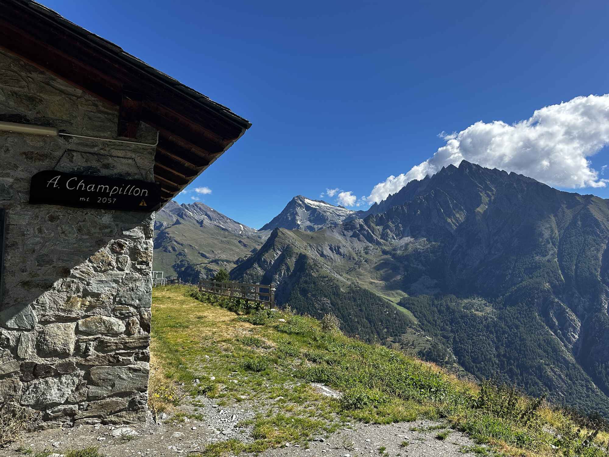 Image of a chalet in the mountains